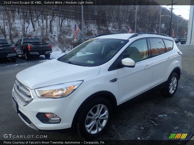 Oxford White / Medium Light Stone 2018 Ford Escape SE 4WD