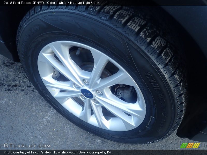 Oxford White / Medium Light Stone 2018 Ford Escape SE 4WD