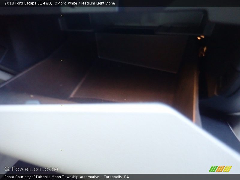 Oxford White / Medium Light Stone 2018 Ford Escape SE 4WD