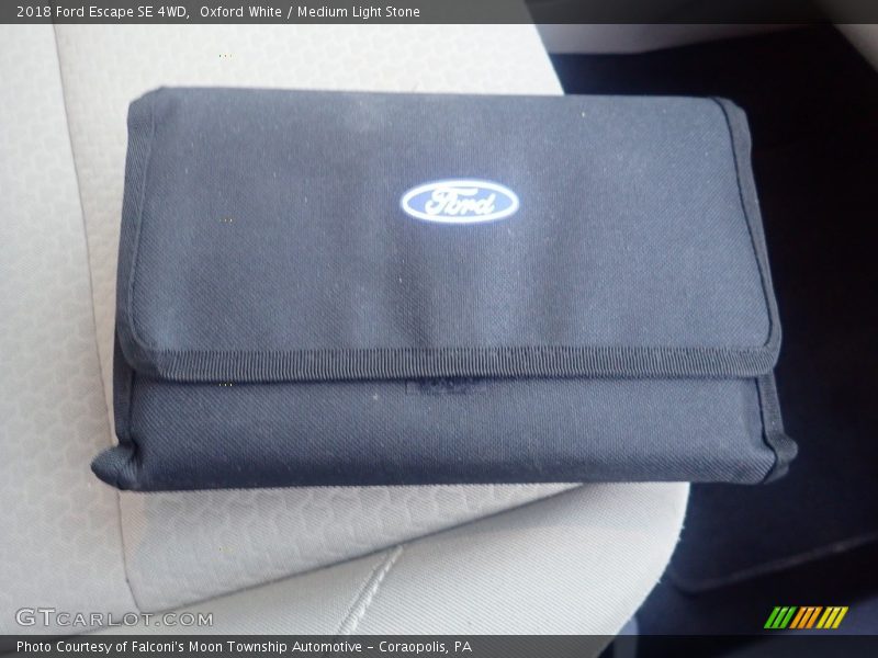 Oxford White / Medium Light Stone 2018 Ford Escape SE 4WD