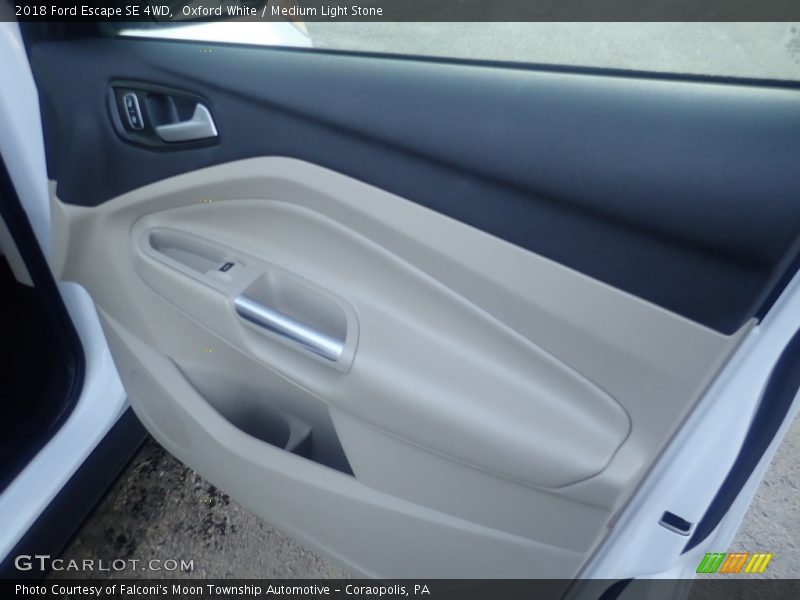 Oxford White / Medium Light Stone 2018 Ford Escape SE 4WD