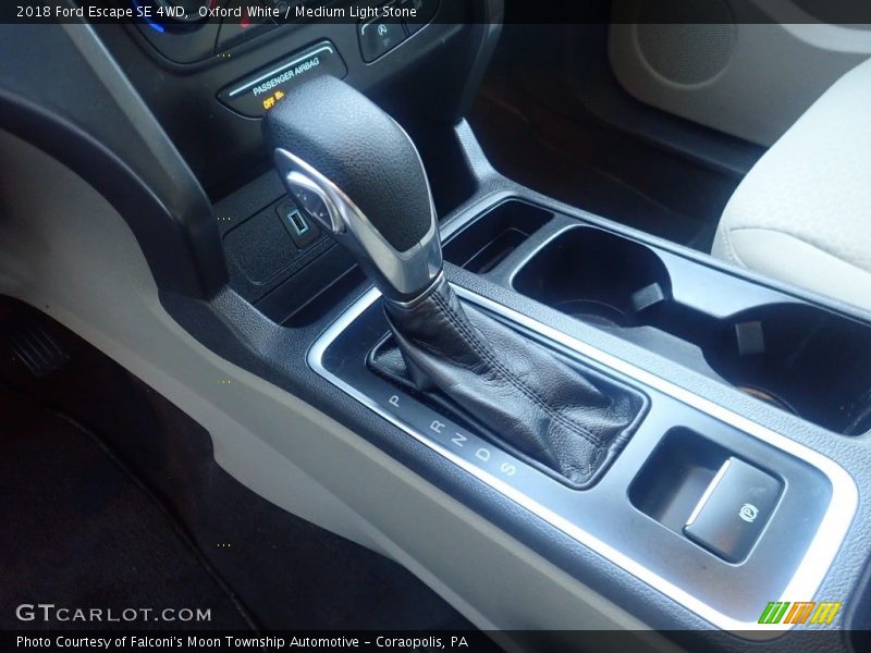 Oxford White / Medium Light Stone 2018 Ford Escape SE 4WD