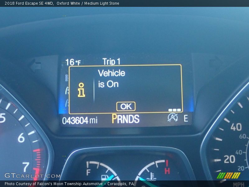 Oxford White / Medium Light Stone 2018 Ford Escape SE 4WD