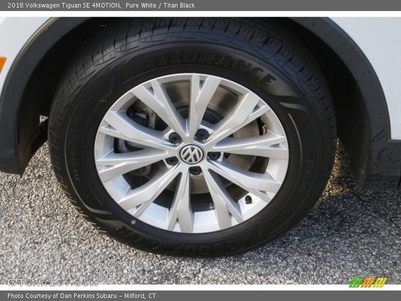 Pure White / Titan Black 2018 Volkswagen Tiguan SE 4MOTION