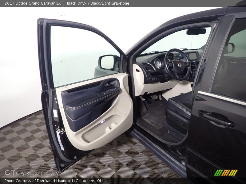 Black Onyx / Black/Light Graystone 2017 Dodge Grand Caravan SXT