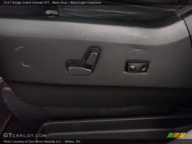 Black Onyx / Black/Light Graystone 2017 Dodge Grand Caravan SXT