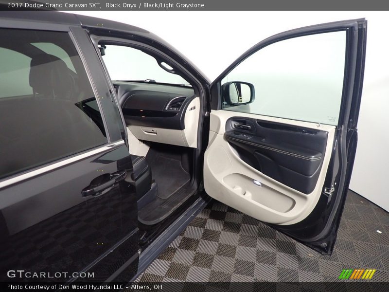 Black Onyx / Black/Light Graystone 2017 Dodge Grand Caravan SXT