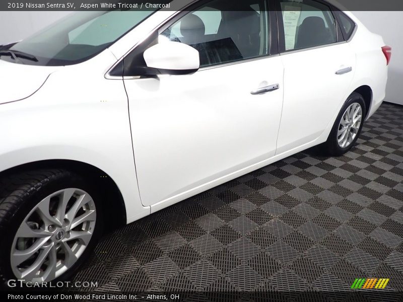 Aspen White Tricoat / Charcoal 2019 Nissan Sentra SV