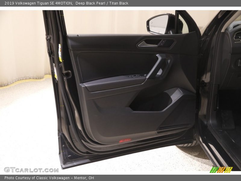Deep Black Pearl / Titan Black 2019 Volkswagen Tiguan SE 4MOTION