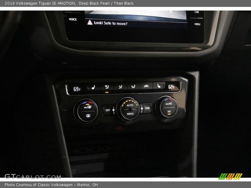 Deep Black Pearl / Titan Black 2019 Volkswagen Tiguan SE 4MOTION