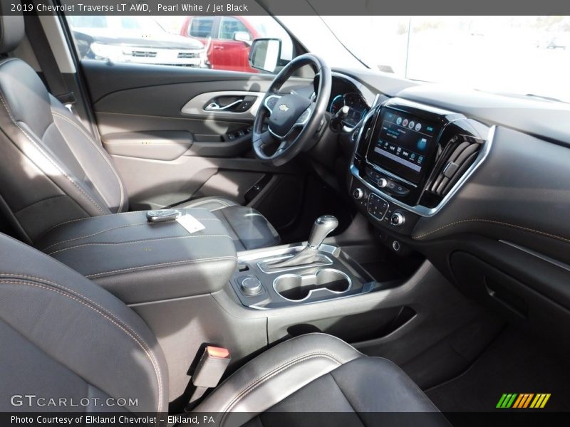 Pearl White / Jet Black 2019 Chevrolet Traverse LT AWD