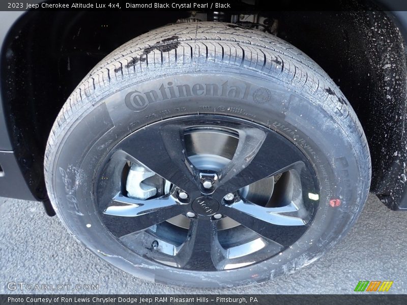 Diamond Black Crystal Pearl / Black 2023 Jeep Cherokee Altitude Lux 4x4