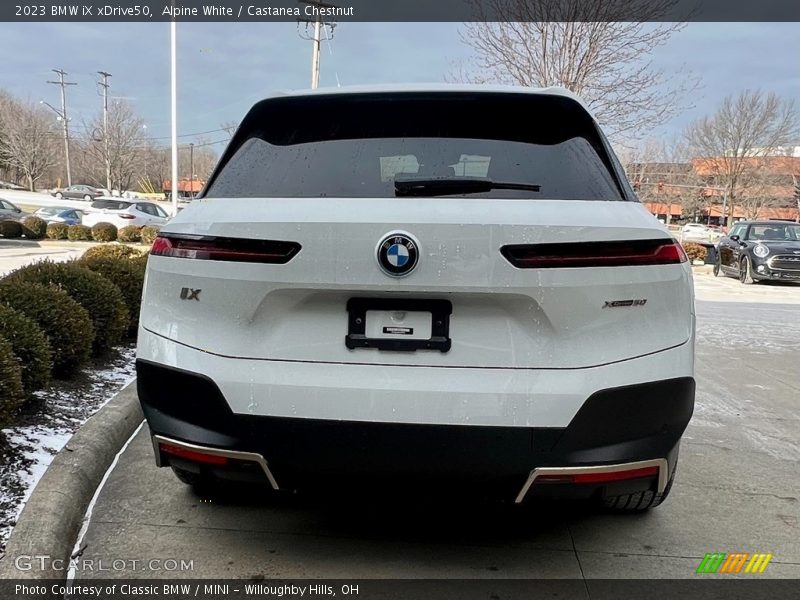 Alpine White / Castanea Chestnut 2023 BMW iX xDrive50