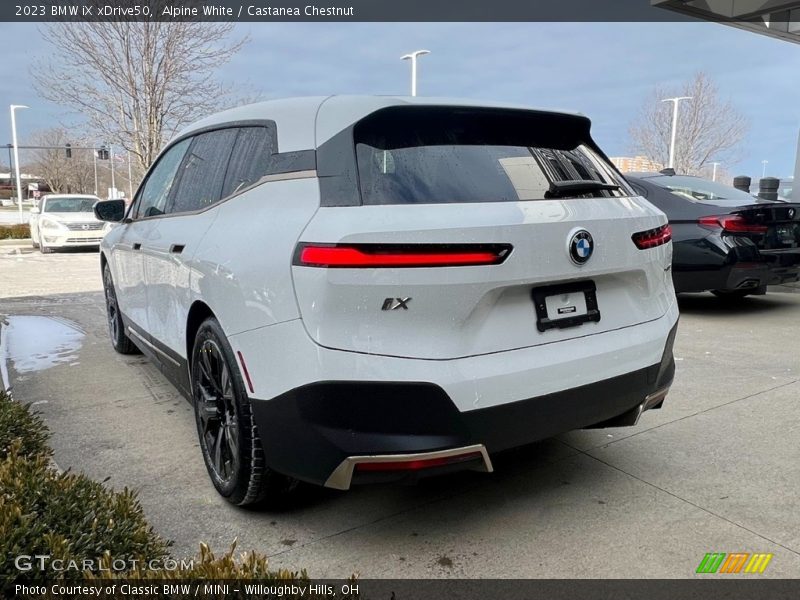 Alpine White / Castanea Chestnut 2023 BMW iX xDrive50