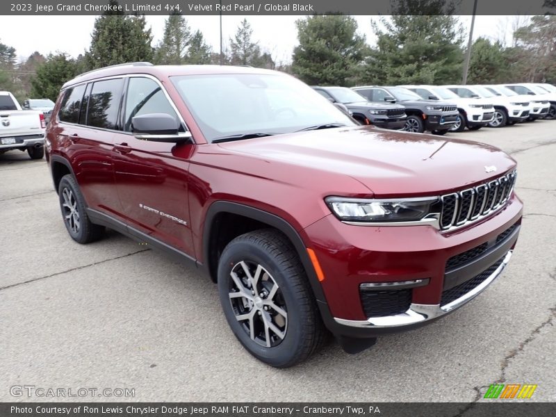 Front 3/4 View of 2023 Grand Cherokee L Limited 4x4