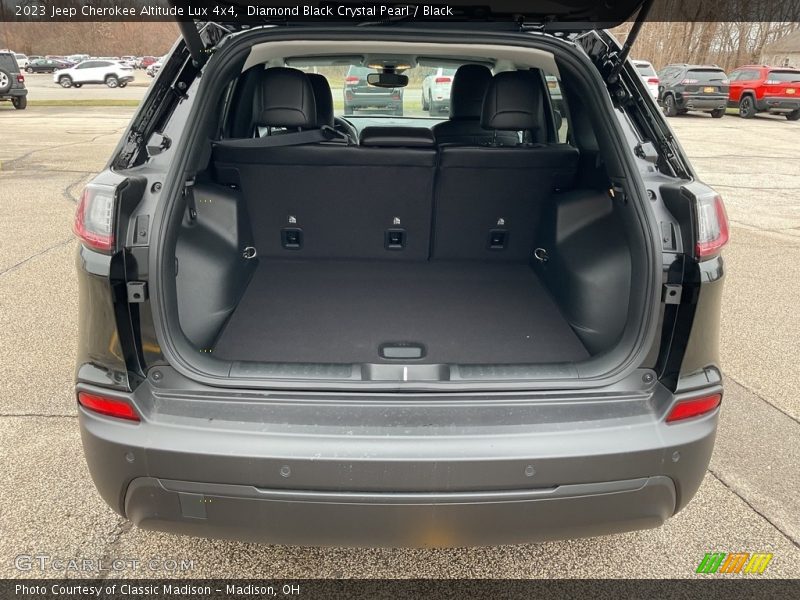  2023 Cherokee Altitude Lux 4x4 Trunk