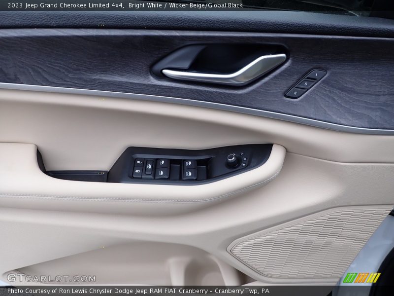 Door Panel of 2023 Grand Cherokee Limited 4x4