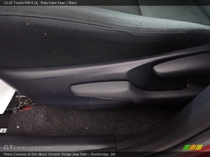 Ruby Flare Pearl / Black 2018 Toyota RAV4 LE
