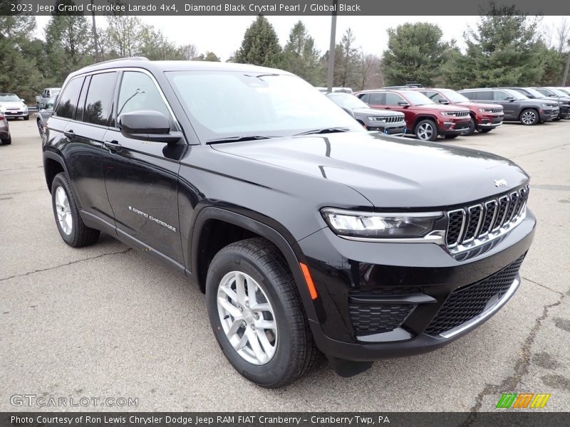 Front 3/4 View of 2023 Grand Cherokee Laredo 4x4