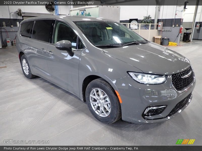 Front 3/4 View of 2023 Pacifica Touring L