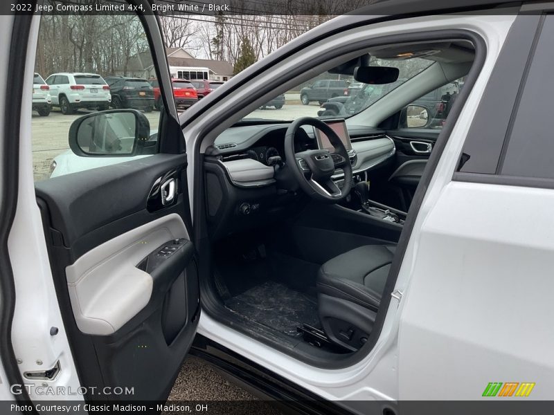 Bright White / Black 2022 Jeep Compass Limited 4x4