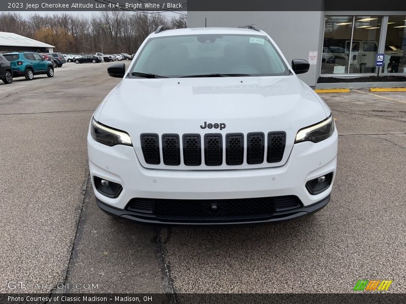 Bright White / Black 2023 Jeep Cherokee Altitude Lux 4x4