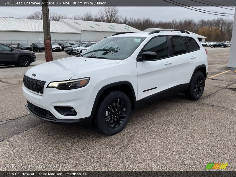 Bright White / Black 2023 Jeep Cherokee Altitude Lux 4x4