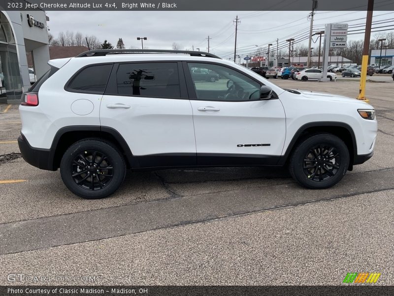Bright White / Black 2023 Jeep Cherokee Altitude Lux 4x4