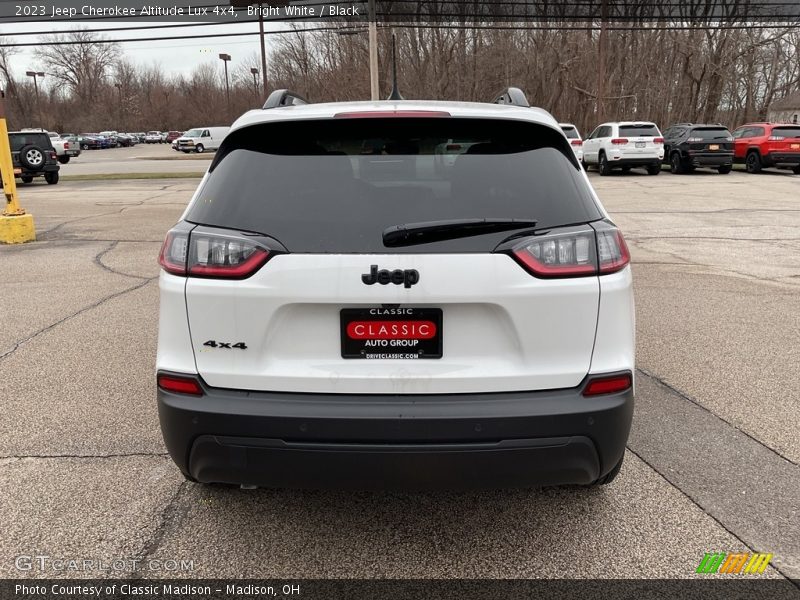 Bright White / Black 2023 Jeep Cherokee Altitude Lux 4x4