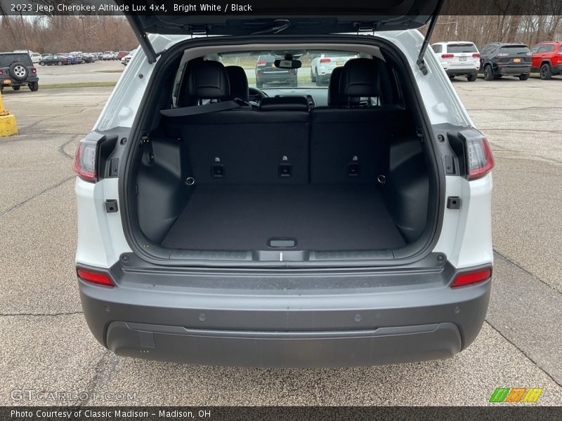 Bright White / Black 2023 Jeep Cherokee Altitude Lux 4x4