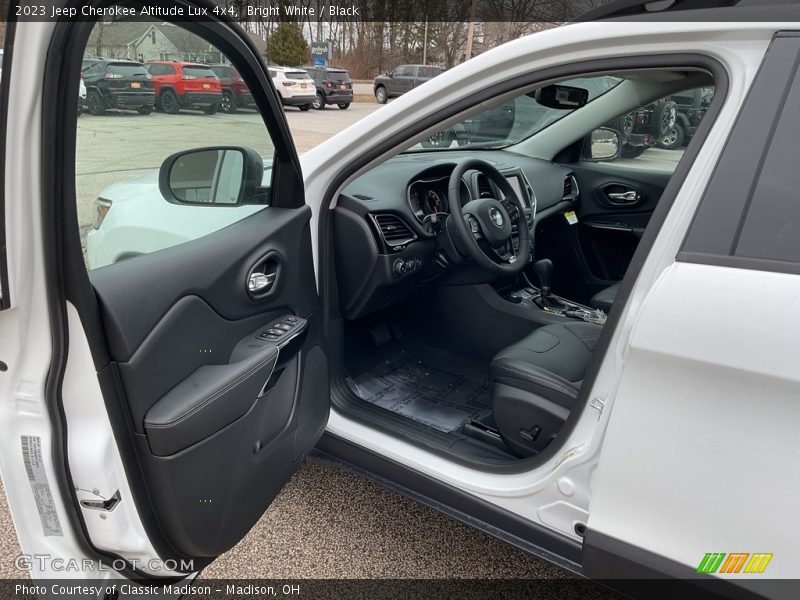 Bright White / Black 2023 Jeep Cherokee Altitude Lux 4x4