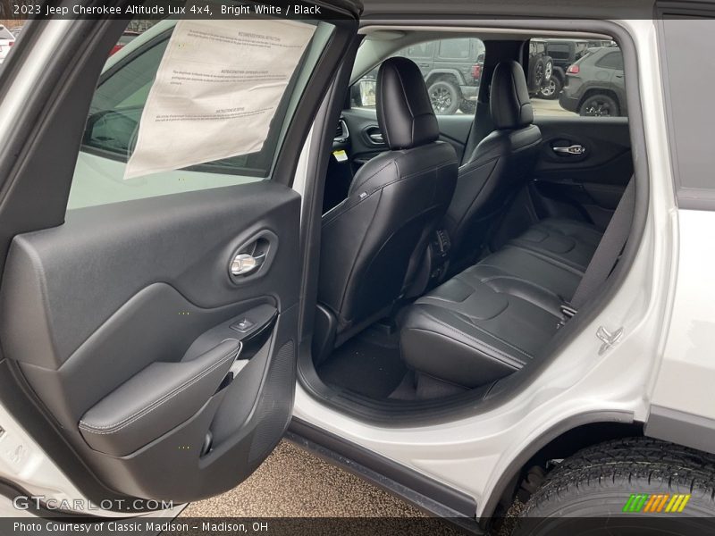 Bright White / Black 2023 Jeep Cherokee Altitude Lux 4x4