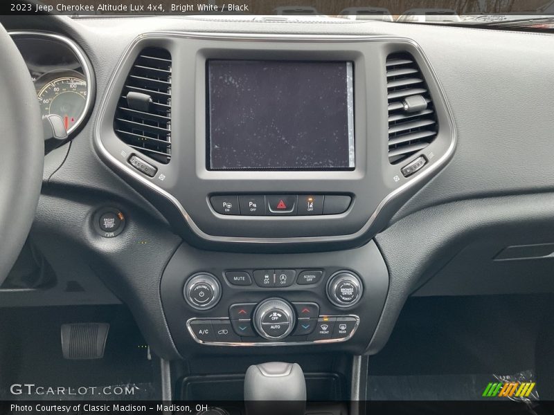 Bright White / Black 2023 Jeep Cherokee Altitude Lux 4x4