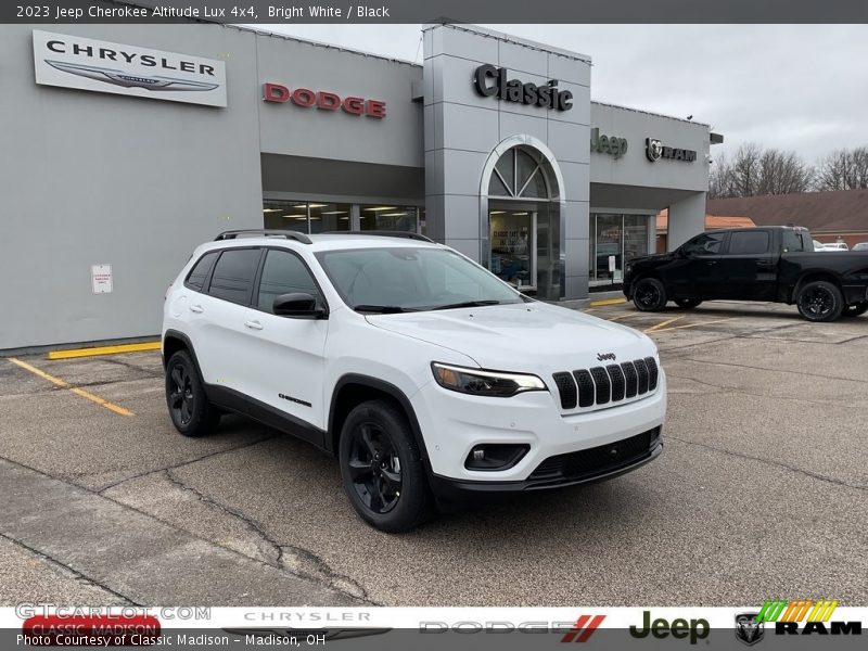 Bright White / Black 2023 Jeep Cherokee Altitude Lux 4x4
