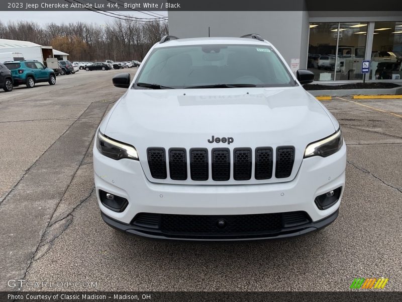 Bright White / Black 2023 Jeep Cherokee Altitude Lux 4x4