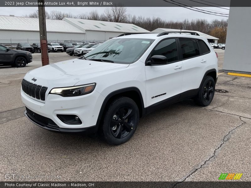 Bright White / Black 2023 Jeep Cherokee Altitude Lux 4x4