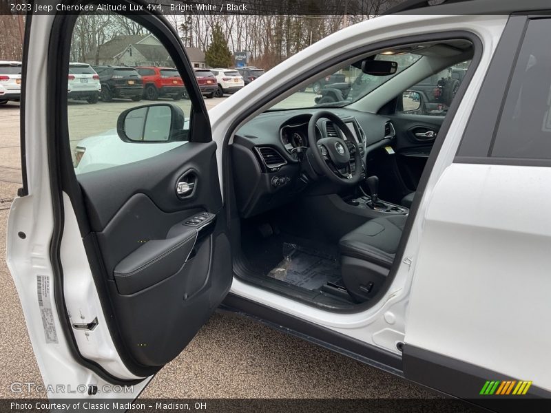 Bright White / Black 2023 Jeep Cherokee Altitude Lux 4x4