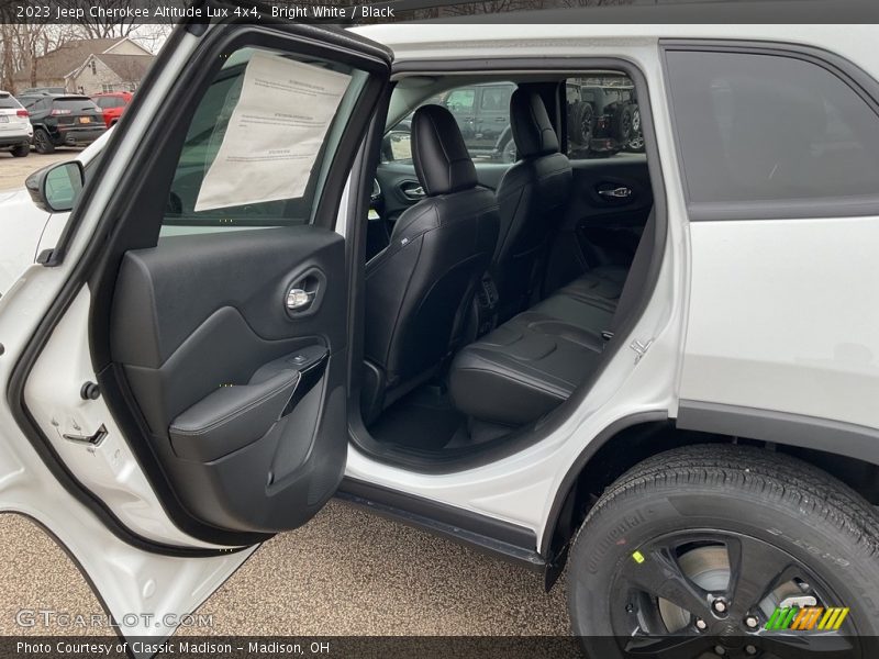 Bright White / Black 2023 Jeep Cherokee Altitude Lux 4x4