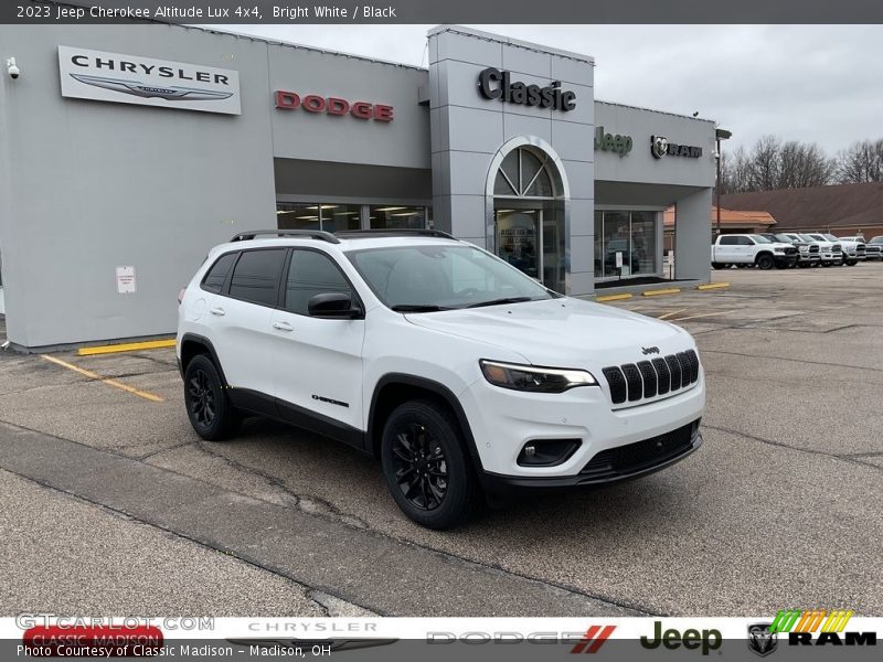 Bright White / Black 2023 Jeep Cherokee Altitude Lux 4x4