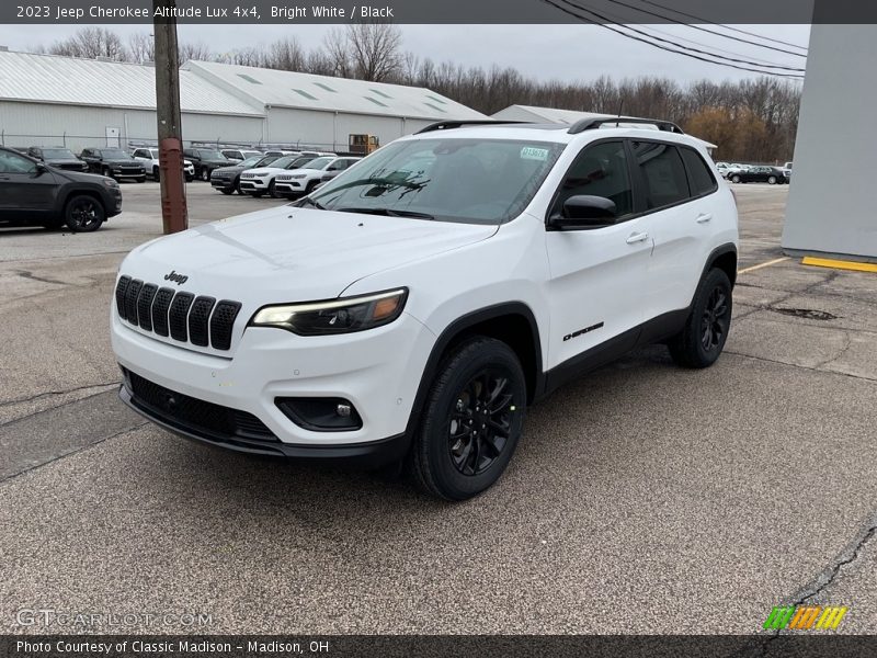 Bright White / Black 2023 Jeep Cherokee Altitude Lux 4x4