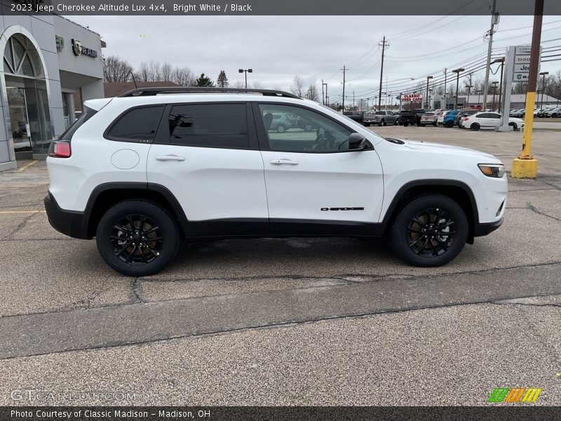 Bright White / Black 2023 Jeep Cherokee Altitude Lux 4x4
