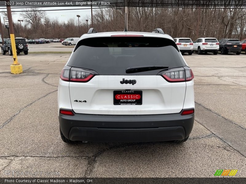 Bright White / Black 2023 Jeep Cherokee Altitude Lux 4x4