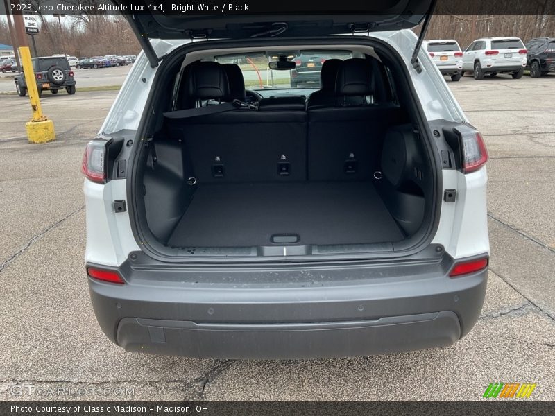 Bright White / Black 2023 Jeep Cherokee Altitude Lux 4x4