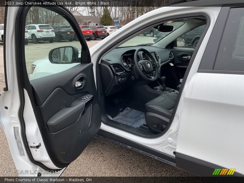 Bright White / Black 2023 Jeep Cherokee Altitude Lux 4x4