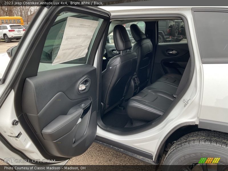 Bright White / Black 2023 Jeep Cherokee Altitude Lux 4x4