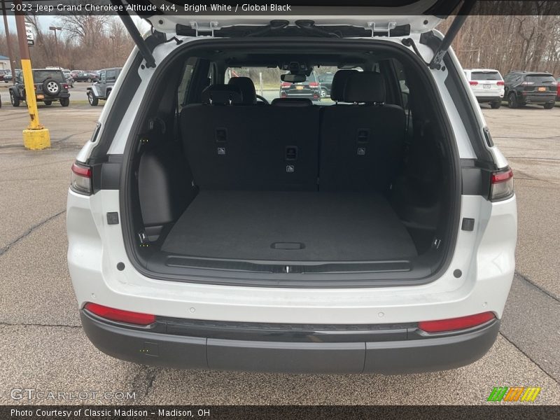 Bright White / Global Black 2023 Jeep Grand Cherokee Altitude 4x4