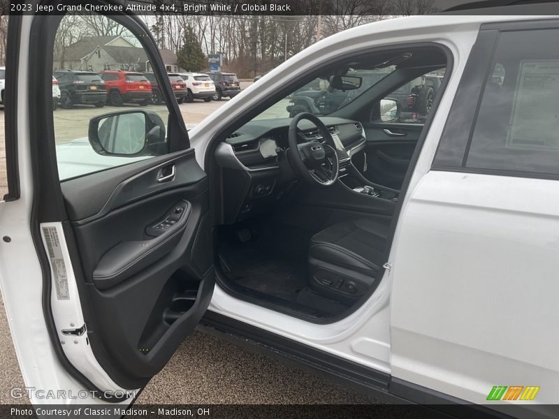 Bright White / Global Black 2023 Jeep Grand Cherokee Altitude 4x4