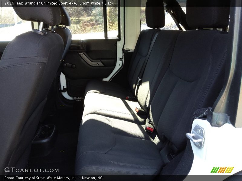 Bright White / Black 2016 Jeep Wrangler Unlimited Sport 4x4