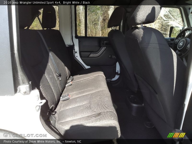 Bright White / Black 2016 Jeep Wrangler Unlimited Sport 4x4