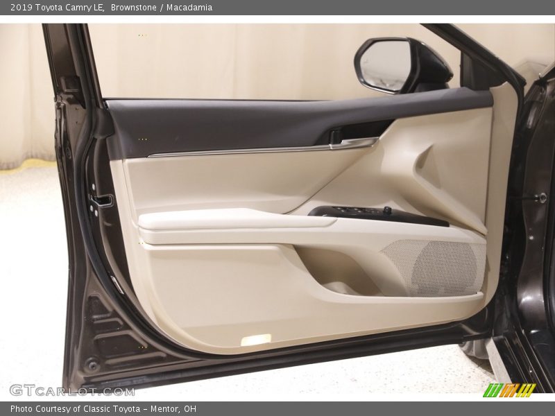Brownstone / Macadamia 2019 Toyota Camry LE